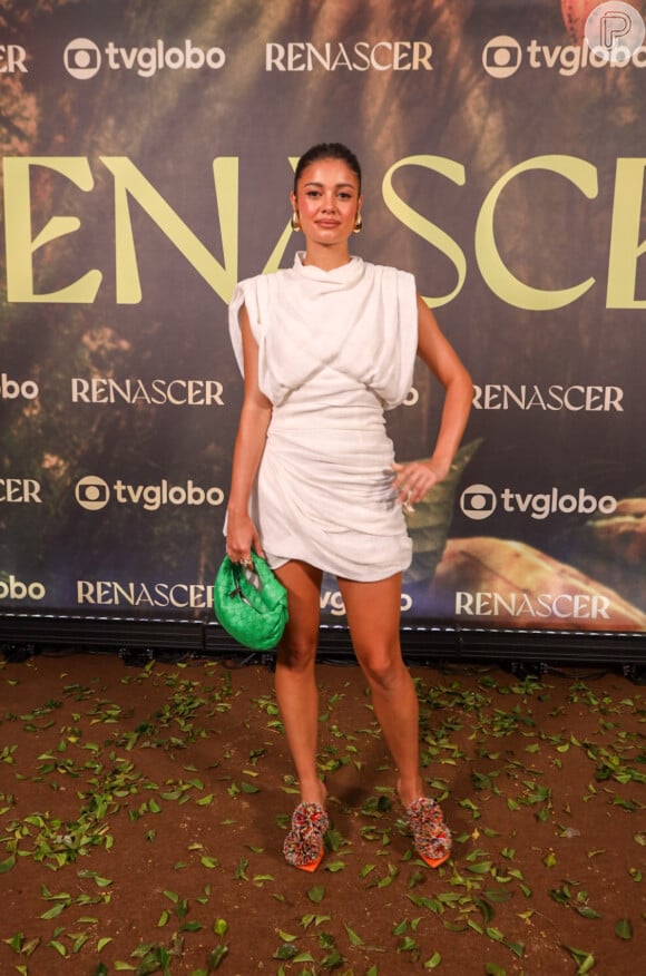 Em festa de 'Renascer', Sophie Charlotte surge com vestido branco da marca de grife Marc Jacobs