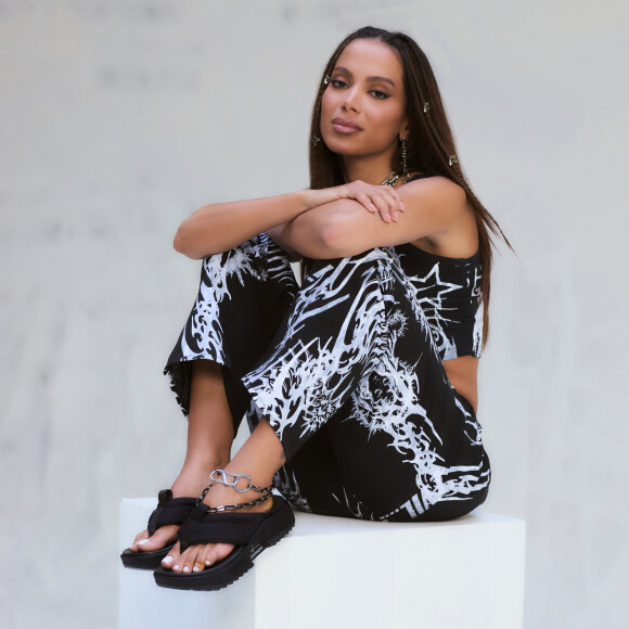 As sandálias 'Kyra from Rio' e 'Rakka from Rio' de Anitta foram inspiradas em algumas tendências de moda.