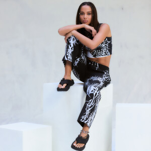 Anitta contou que trouxe seu estilo e autenticidade para as sandálias.