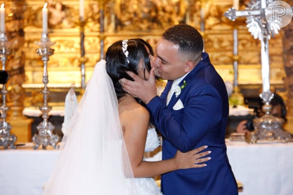 Ary Mirelle apostou num vestido branco princesa com direito à véu.