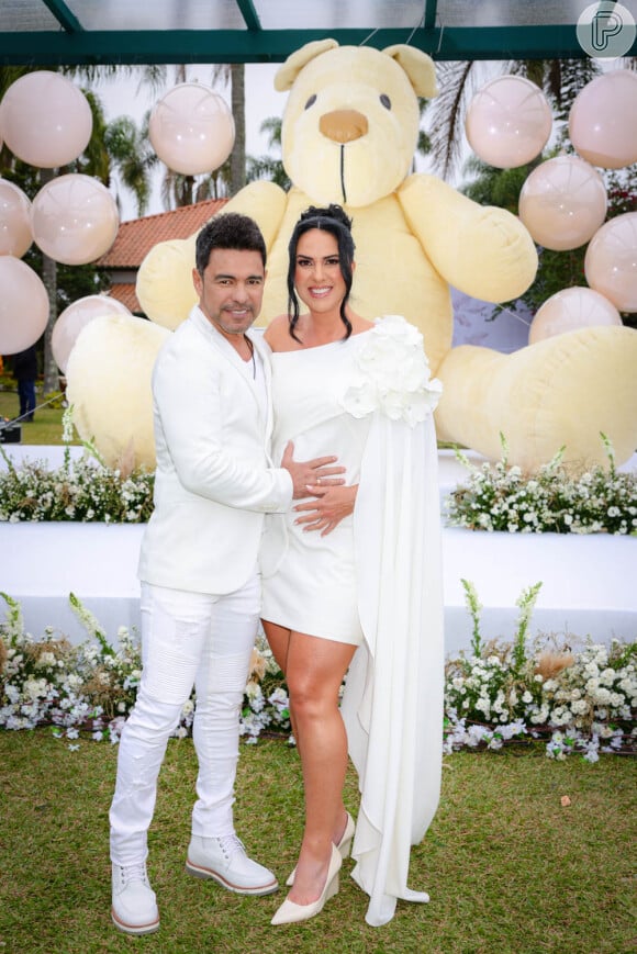 Graciele, esposa de Zezé, apostou no look all white curto com uma espécie de calda para o casamento.