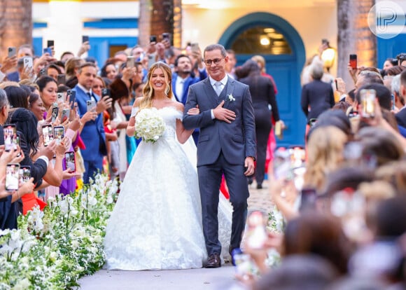 Júlia Vieira teve a ajuda do esposo, Luigi, na escolha do seu vestido de noiva.