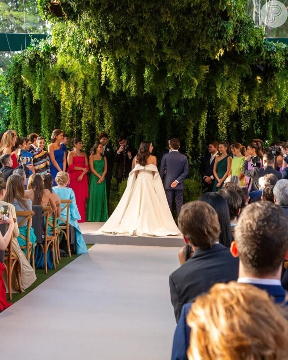 Juliana Felmanas, herdeira da Cimed, casou com um vestido com calda que tinha detalhe nas costas e na lateral.