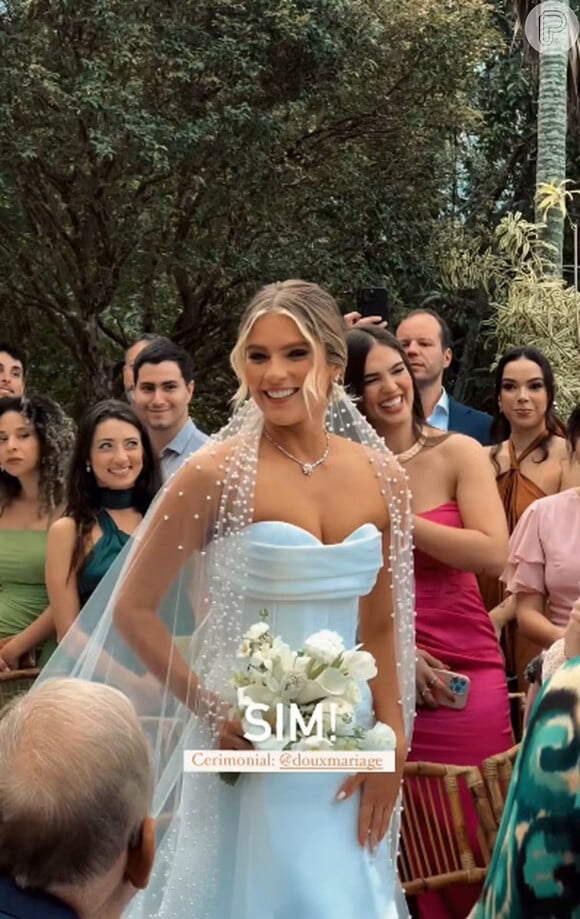 O vestido de Isabella Santoni tinha renda chantilly francesa.