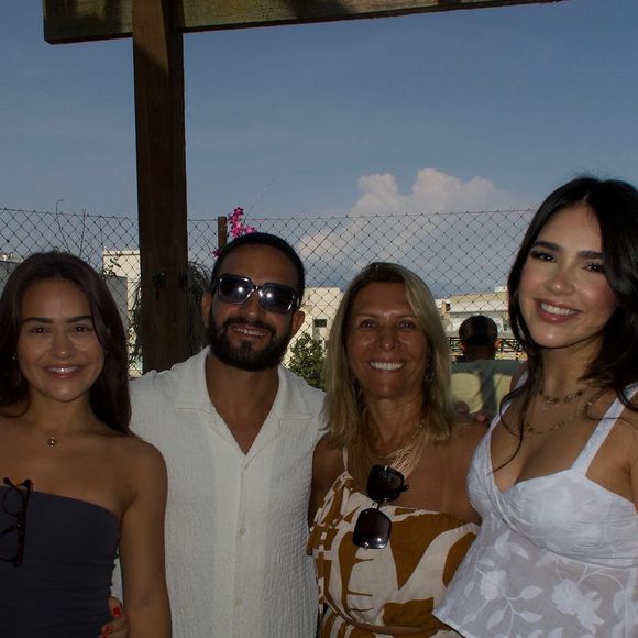 Gravidez de Giovanna Buscacio: influencer reuniu os pais e a irmã, Giullia Buscacio, em foto ao revelar que será mãe pela primeira vez