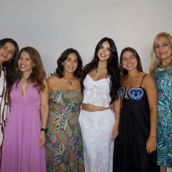 Giovanna Buscacio mostrou a barriga de grávida em festa intimista