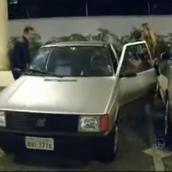 Adriane Galisteu ganhou um carro de presente do namorado, Ayrton Senna, que colocou várias flores no capô