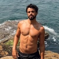 Ousado, Rodrigo Simas deixa parte do bumbum à mostra em micro sunga e ganha reação de Agatha Moreira: 'Um gostoso'