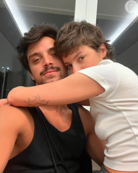 Foto de Rodrigo Simas rendeu um comentário sincero de Agatha Moreira, que o chamou de 'gostoso'