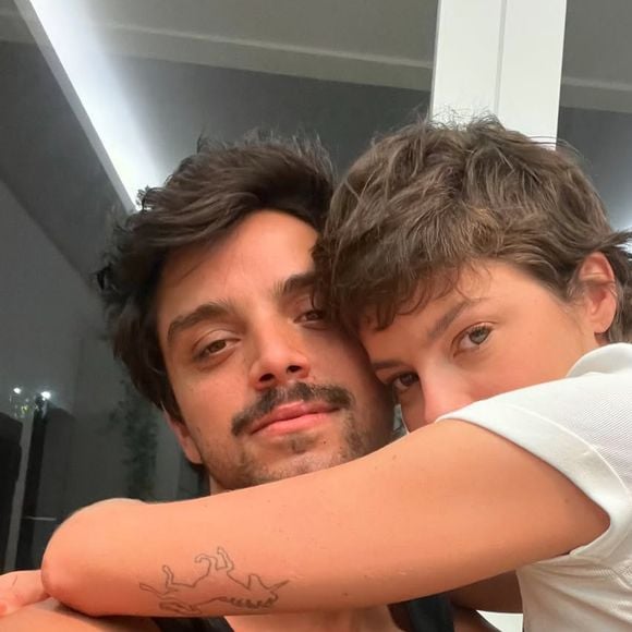 Foto de Rodrigo Simas rendeu um comentário sincero de Agatha Moreira, que o chamou de 'gostoso'