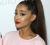 Ariana Grande ficou emocionada ao abordar comentários “perigosos” sobre seu peso em uma nova entrevista.