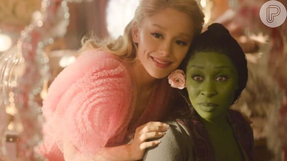 Ariana Grande foi consolada por sua colega de elenco em "Wicked", Cynthia Erivo, que se juntou para a conversa.