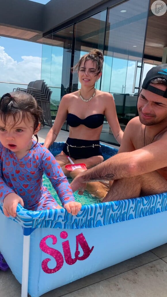 Kelly Piquet, grávida, deixou à mostra barriga de gravidez em dia de piscina e de seu aniversário