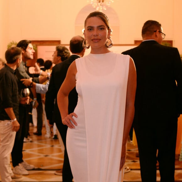 Mariana Goldfarb apostou em vestido longo e branco para evento da revista 'Ela', do jornal 'O Globo'