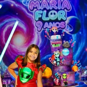 Maria Flor é filha de Deborah Secco e Hugo Moura