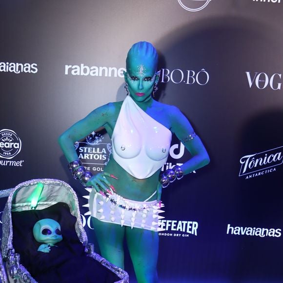 Será que Maria Flor se inspirou na fantasia de Deborah Secco para o Baile da Vogue deste ano?