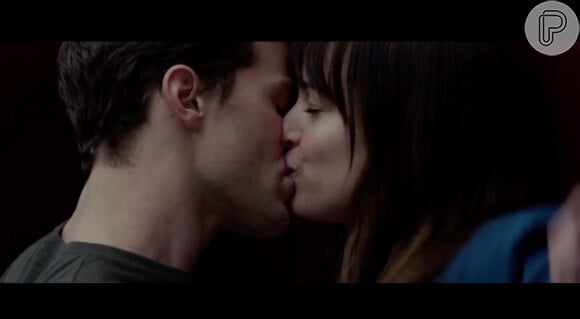 Anatasia Steele (Dakota Johson) e Christian Grey (Jamie Dornan) se beijam em trailer