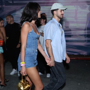 Bruna Marquezine e João Guilherme chegaram de mãos dadas ao local