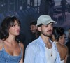 Com João Guilherme, Bruna Marquezine apareceu com um look all jeans, combinando um shortinho e um top cropped