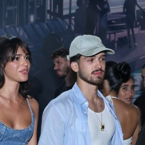 Com João Guilherme, Bruna Marquezine apareceu com um look all jeans, combinando um shortinho e um top cropped
