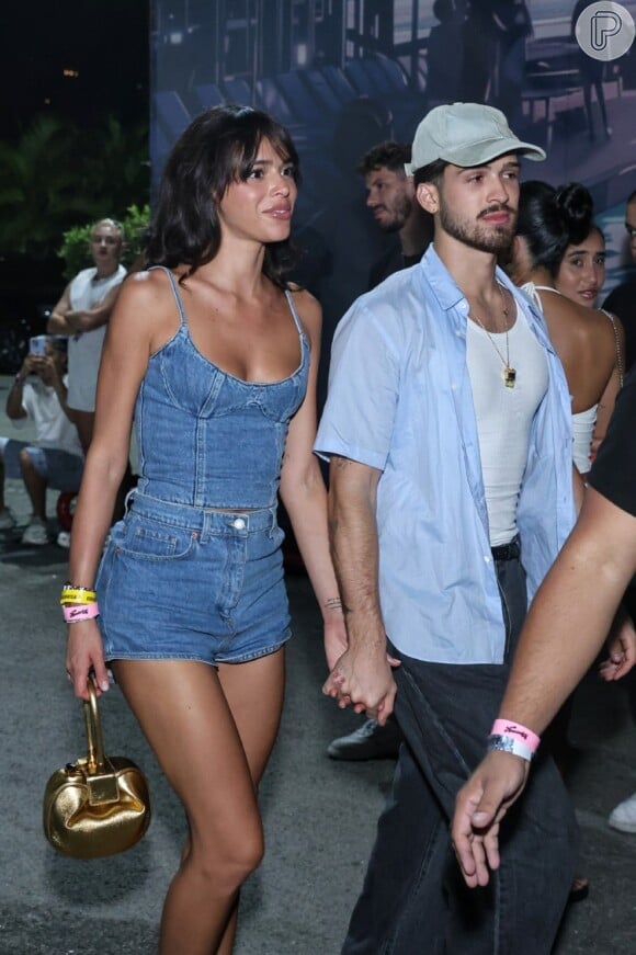 Com João Guilherme, Bruna Marquezine apareceu com um look all jeans, combinando um shortinho e um top cropped