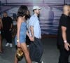 Com Bruna Marquezine, João Guilherme apostou em uma calça de jeans escuro, contrastando com duas blusas de tons bem claros