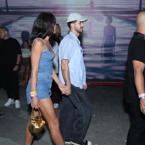 Com Bruna Marquezine, João Guilherme apostou em uma calça de jeans escuro, contrastando com duas blusas de tons bem claros