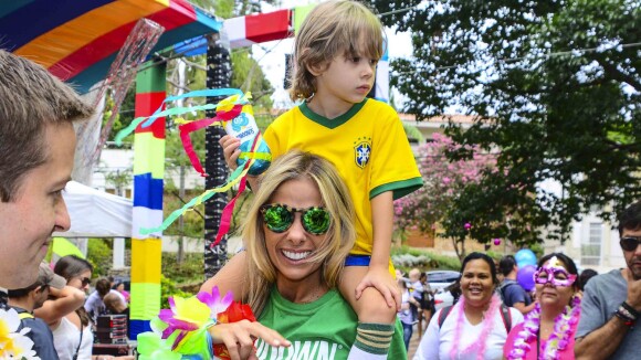 Adriane Galisteu curte bloco de Carnaval com o filho, Vittorio, em São Paulo