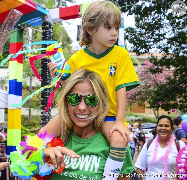 Adriane Galisteu curte bloco de Carnaval com o filho, Vittorio, em São Paulo, neste sábado, 31 de janeiro de 2015