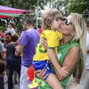 Adriane Galisteu curte bloco de Carnaval com o filho, Vittorio, em São Paulo, neste sábado, 31 de janeiro de 2015
