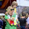 Adriane Galisteu se diverte com o filho, Vittorio em bloco de Carnaval