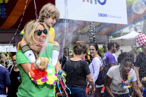 Adriane Galisteu se diverte com o filho, Vittorio em bloco de Carnaval