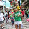Adriane Galisteu curte bloco de Carnaval com o filho, Vittorio, em São Paulo, neste sábado, 31 de janeiro de 2015