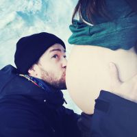 Justin Timberlake beija barriga de Jessica Biel e confirma gravidez: 'Presente'