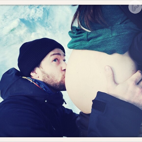 Justin Timberlake beija barriga de Jessica Biel e confirma gravidez da mulher