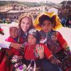 Paolla Oliveira tira foto com crianças em intervalo de gravação no Peru