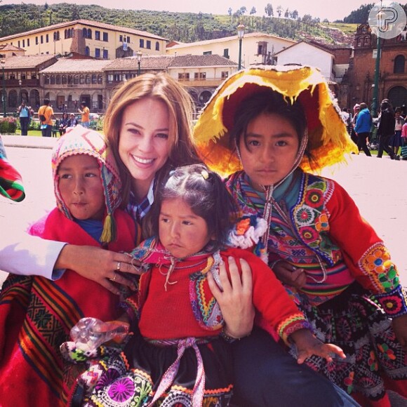 Paolla Oliveira tira foto com crianças em intervalo de gravação no Peru