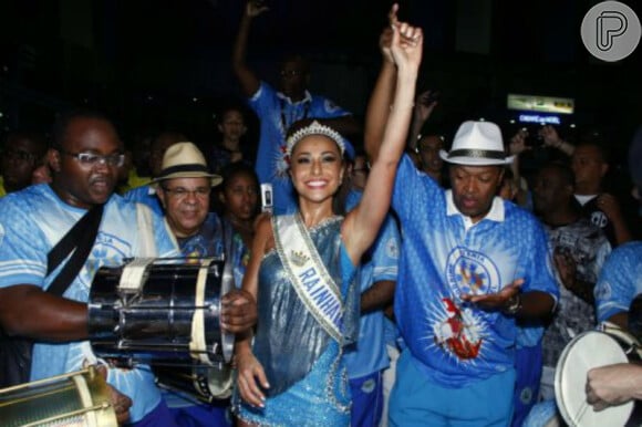 Sabrina Sato foi coroada rainha de bateria da Vila Isabel, no Rio de Janeiro, no dia 14 de novembro de 2010