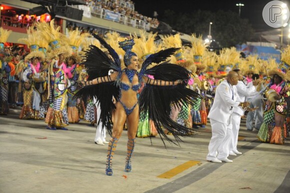 Não é à toa que a Vila Isabel foi a grande campeã do Carnaval 2013. Com uma fantasia ousada e cheia de glamour, Sabrina Sato levantou a torcida e animou a bateria