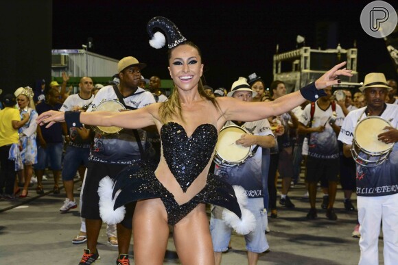 Sabrina Sato exibiu boa forma durante ensaio técnico da Gaviões da Fiel para o carnaval 2015