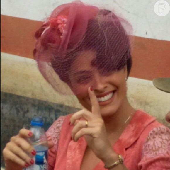 Juliana Paes usa vestido rosa e voilette em gravação como Zana na série 'Dois Irmãos'