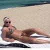 Zilu Godoi mostra resultados da malhação ao posar com a barriga sequinha em dia de praia em Miami, nos Estados Unidos