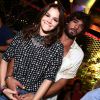 Bruna Marquezine está namorando o modelo Marlon Teixeira, com quem curtiu abraçadinha um show no Rio