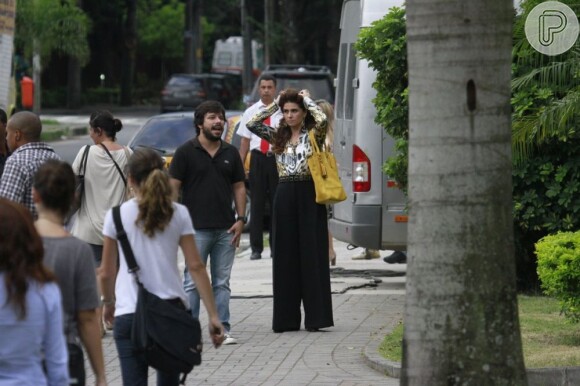Giovanna Antonelli ajeita os cabelos durante as gravações sob orientação do diretor João Paulo Jabur