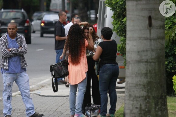 Nos intervalos das gravações, Giovanna Antonelli ganha retoque na raiz do cabelo por uma produtora. A atriz interpreta a agente da Polícia Federal Helô