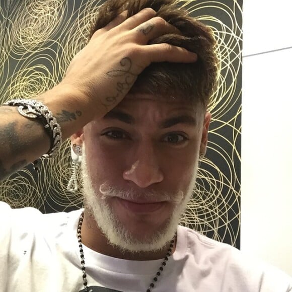 Neymar esteve no Brasil no final de 2014 para curtir as festas de fim de ano e aproveitou para mudar o visual