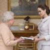 No ano passado, Angelina Jolie foi condecorada pela rainha Elizabeth II