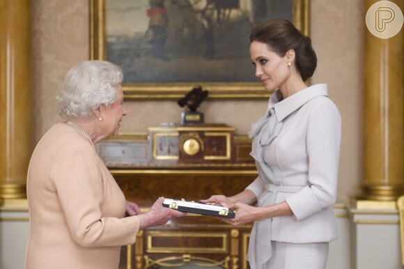 No ano passado, Angelina Jolie foi condecorada pela rainha Elizabeth II