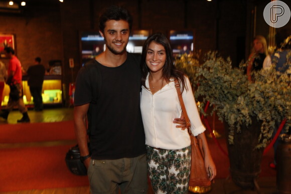 Felipe Simas, o irmão mais novo de Bruno Gissoni, foi com a namorada, Mariana Uhlmann, assistir à estreia do ator
