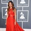 Rihanna arrasa com um vestido vermelho da grife Alaia no Grammy Awards 2013